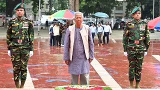 ড. ইউনূসের নেতৃত্বে শহীদ মিনারে অন্তর্বর্তীকালীন সরকারের শ্রদ্ধা নিবেদন